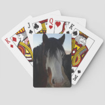 Cartas de baralho com cabelo nos olhos
