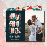 Cartões com fotos de Feliz Natal<br><div class="desc">Papel de folheto pequeno de 4, 5 pol x 5, 6 pol Os cartões de Natal apresentam HO HO, verde, bagas, doces canes, e sua saudação e nomes em caracteres quicos. Esses cartões com fotos de férias baratos são impressos em papel de 80 lb. **NÃO INCLUÍDOS ENVELOPES. Certifique-se de verificar...</div>
