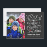 Cartões com fotos planos de férias chalkboard<br><div class="desc">Felizes e festivos saudações de feriados felizes com fotos em cartões chatos. O estilo do quadro de rico com fundo preto, floresces, crolls, flocos de neve, holly, primaveras de pinheiro e de baga criam um quadro de inverno caprichoso com elegante tipografia retrô e letra caligráfica de roteiros. Este modelo é...</div>