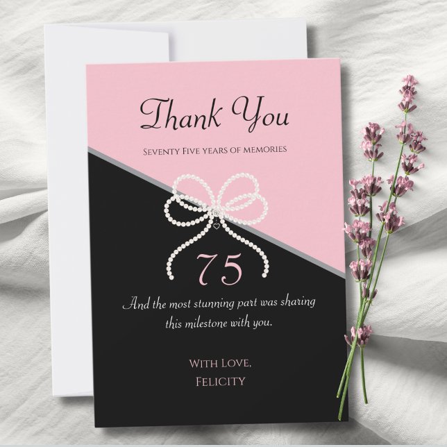 Cartões de Agradecimento Rosa e Preto do Gala dos  (Gracefully thank your gala guests with these chic pink and black pearl bow thank you cards.)