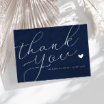 cartões de agradecimentos de casamento azul com ma<br><div class="desc">Um cartões de agradecimentos de casamento moderno com um maravilhoso roteiro branco em cor azul marinho. Adicione um obrigado pessoal que você envia aos seus convidados.</div>