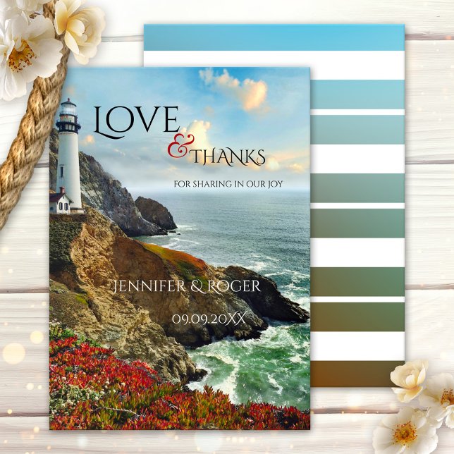 Cartões de agradecimentos de Casamento de Farol Ná (Wedding Thank You card featuring a painting of a lighthouse on a rocky coast in vibrant colors)