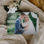 cartões de agradecimentos de casamento de texto mí<br><div class="desc">Um simples design de texto branco com um aspecto mínimo e uma bela imagem da noiva e do noivo,  o texto e as cores podem ser personalizados.</div>