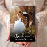 Cartões de agradecimentos de Casamento Fotográfico<br><div class="desc">Moderno Elegante Tipografia Cardíaca Casando 2 Cartões de agradecimentos Fotográfico. obrigado de casamento na moda minimalista que você modelo com uma foto vertical de cheio na frente com o texto "Obrigado" em uma cobertura de fontes de script de traço de caligrafia escrita à mão com um motivo de coração de...</div>