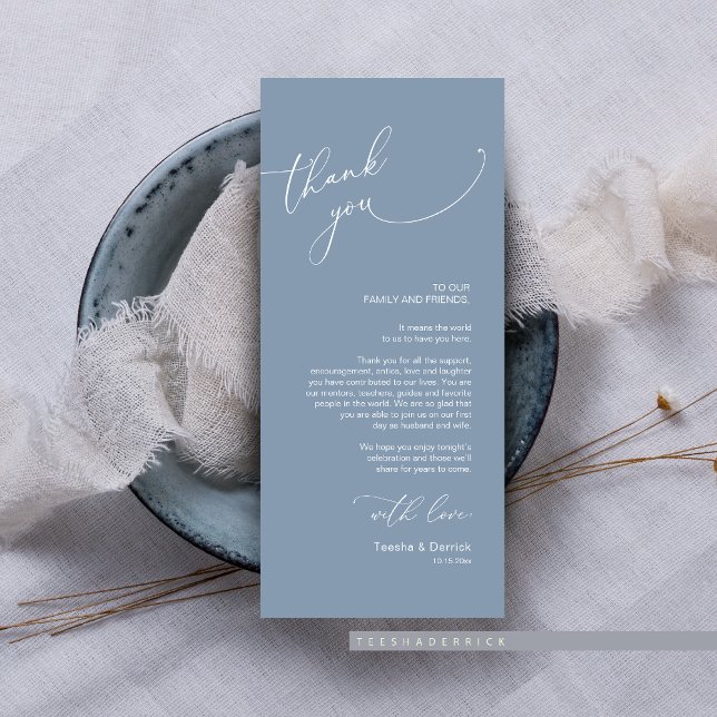 Cartões de agradecimentos de Configuração de Local (Wedding Dinner or Brunch Guest Place Setting Thank You Card, In Modern Classy Romantic Dusty Blue.)