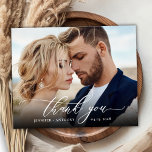 Cartões de agradecimentos de Foto de Casamento de<br><div class="desc">Ortografia Elegante Moderna do Orçamento Casamento Fotográfico 2 Obrigado barato cartão fino de orçamento baixo. modelo obrigado de na moda com uma foto vertical de cheio na frente com o texto de sobreposição "Obrigado" em uma letra de caligrafia escrita à mão ou de tipografia, em branco na fotografia. No verso,...</div>