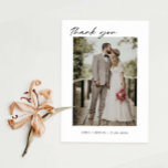 Cartões de agradecimentos de Foto de Casamento Min<br><div class="desc">Cartões de agradecimentos de casamento minimalista e elegante com tipografia de script. O texto e as mensagens podem ser editados na parte traseira do cartão. Para personalização mais avançada deste design, por exemplo, alteração do layout, da fonte ou do tamanho do texto, clique no botão "PERSONALIZAR" acima. Por favor, entre...</div>