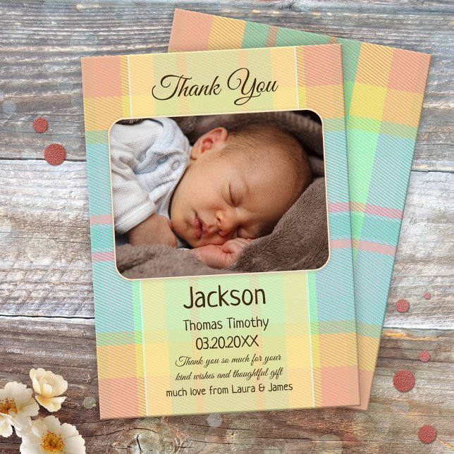 Cartões de agradecimentos de Foto do Bebê da Xadre (Gender neutral baby Thank You card with a photo of your own baby on a multicolored pastel plaid)