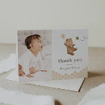 Cartões de agradecimentos de Foto do Primeiro Dia<br><div class="desc">Um cartões de agradecimentos fotográfico com um urso doce segurando um design de balão creme, com abelhas e favos de mel ao seu redor. Perfeito para o seu urso, o primeiro dia de festa! Você pode alterar o número 1 no balão para qualquer número e editar todo o outro texto...</div>