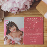 Cartões de agradecimentos de Fotografias Rosa Mode<br><div class="desc">Envie um cartões de agradecimentos especial extra aos seus convidados, agradecendo-lhes por estarem presentes na sua festa e gratidão pelos seus presentes. Apresentando um fundo cor-de-rosa com as luzes de cordas, sua foto favorita do seu aniversário/natal/bristening/chá de fraldas/festa com o texto lúdico que diz "OBRIGADO" e "eu gostei do bolo...</div>