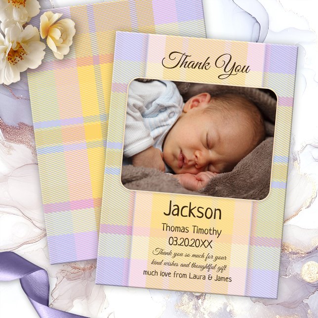 Cartões de agradecimentos de fotos neutra do bebê  (Gender neutral baby Thank You card with a photo of your own baby on a multicolored pastel plaid )
