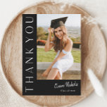 Cartões de agradecimentos de Graduação de Fotos Ve<br><div class="desc">Este moderno cartões de agradecimentos elegante de graduação de fotos em na moda apresenta uma foto vertical e um título com um nome de script personalizável e texto na frente. O verso tem uma mensagem pessoal e uma assinatura que são removíveis se você preferir escrever suas notas de agradecimento. Clique...</div>