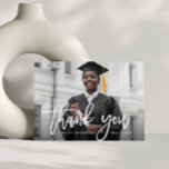 cartões de agradecimentos de graduação de script b<br><div class="desc">Este design apresenta uma foto personalizada e uma risca de pincel branco. Sinta-se livre para mudar a imagem e o obrigado que você envia no verso.</div>