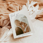 Cartões de agradecimentos Dobrado, Foto De Casamen<br><div class="desc">Este belo Cartões de agradecimentos fotográfico apresenta um quadro fotográfico de arco com caligrafia moderna e um design minimalista. Edite facilmente a maioria dos textos para corresponder ao seu estilo e obrigado desejados! Fácil de personalizar com seu texto e fotos! A linda fotografia do casal foi tirada pelo talentoso Asha...</div>