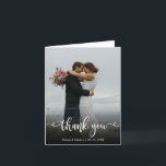 Cartões de agradecimentos Fotográfico de Casamento<br><div class="desc">Elegante, obrigado de casamento de na moda, você dobrou modelo de cartão com uma foto vertical de cheio na frente com o texto "Obrigado" em uma letra de roteiro de caligrafia escrita à mão com pinceladas em branco na foto. Se preferir escrever manualmente a sua nota, basta eliminar o texto...</div>