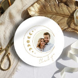 Cartões de agradecimentos redondo de casamento Cel<br><div class="desc">Expresse a sua gratidão com a cativante "Ronda de Casamentos Celestiais Dourados, Obrigado Cartões." Contra um fundo branco pristine, estas placas irradiam um charme limpo e minimalista. A lua crescente ouro e uma foto personalizável do casal, toma palco central, simbolizando gratidão e lançando um brilho celeste que espelha a magia...</div>