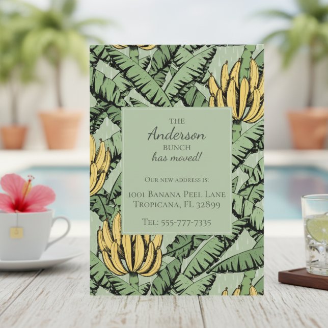 Cartões de Anúncio em Movimentação de Novo Endereç (Modern We've Moved New Address Card. Chic Tropical Yellow Banana Bunch & Leaves Pattern in Green)
