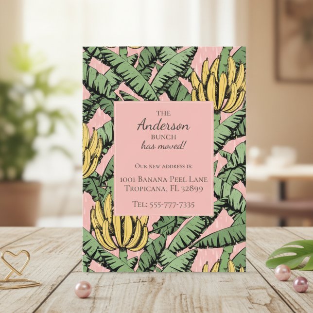 Cartões de Anúncio em Movimentação de Novo Endereç (Modern We've Moved New Address Card. Chic Tropical Yellow Banana Bunch & Leaves Pattern in Pink)