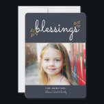 Cartões de foto de Natal de Bênçãos Simples | Azul<br><div class="desc">Um doce desejo de bênçãos de sua família para a deles é a mensagem com esta simples e moderna design de um Cartões de natal. A letra cursiva escrita à mão é encantadoramente casual e contemporânea e acentuada por pequenos primaveras de bagas sagradas. No verso, há espaço para a sua...</div>