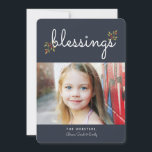 Cartões de foto de Natal de Bênçãos Simples | Azul<br><div class="desc">Um doce desejo de bênçãos de sua família para a deles é a mensagem com esta simples e moderna design de um Cartões de natal. A letra cursiva escrita à mão é encantadoramente casual e contemporânea e acentuada por pequenos primaveras de bagas sagradas. No verso, há espaço para a sua...</div>