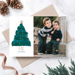Cartões de foto de Natal Painterly Tree<br><div class="desc">A design moderna apresenta uma pinta de Natal paixão com pinceladas artísticas. O backer inclui um padrão sutil de pinho e um fundo verde texturizado.</div>