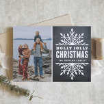 Cartões de foto de Natal Rustic Chalkboard Holly J<br><div class="desc">Cartão com fotos de feriado rústico personalizável com fundo de quadro de chalkboard e flocos de neve capríticos. Itens semelhantes estão disponíveis na minha loja.</div>