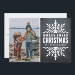 Cartões de foto de Natal Rustic Chalkboard Holly J<br><div class="desc">Cartão com fotos de feriado rústico personalizável com fundo de quadro de chalkboard e flocos de neve capríticos. Itens semelhantes estão disponíveis na minha loja.</div>
