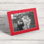 Cartões de foto de Natal Vermelho Cardinal Winter<br><div class="desc">Cardeal vermelho clássico simples sentado em uma simples árvore de pássaros de inverno na silenciosa solidão de pássaros de inverno em uma floresta florestal. Um design bonito e minimalista que retrata a simplicidade do inverno. Este Cartões de foto de Natal moderno tem 1 foto.</div>