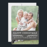 Cartões de foto de Natal Vintage Happy Chalkboard<br><div class="desc">Feliz nome personalizável e cartão com fotos de Natal no padrão de quadro de chalkboards rústico do país com detalhes de vintage. Adicione seu texto personalizado a este cartão para criar uma saudação de natal exclusiva para amigos e familiares.</div>