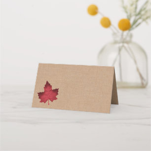 Cartões de lugar dobrados de burlap vermelhos