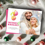 Cartões de Natal cor-de-rosa, cor-de-rosa, com Fel<br><div class="desc">Este modelo de cartão de Natal rosa único apresenta um design magenta moderno com ornamentos originais de férias com aquarelas em tons vibrantes de rosa, verde e vermelho. A saudação "Feliz e Brilho" é exibida lindamente em um tipo de serifa tradicional em um fundo branco limpo, adicionando um toque de...</div>