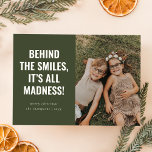 Cartões de Natal da Família Engraçados | Verde-oli<br><div class="desc">Traga sorrisos e risos aos seus entes queridos com este cartão de férias humorístico e minimalista. Apresentando uma fotografia adorável da sua família combinada com uma legenda espirituosa, esta design moderna adiciona um toque de alegria de férias com um encantador pano de fundo verde-azeitona. Perfeito para aqueles que adoram compartilhar...</div>