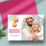 Cartões de Natal de Fotografias Modernas e felizes<br><div class="desc">Estes cartões de Natal com fotos modernas trazem uma reviravolta nova para os cartões de natal, com meus ornamentos originais de aquarela em tons vibrantes de magenta, rosa, verde e vermelho. A ousada tipografia ‘Feliz e Brilho’ se emparelha lindamente com um fundo branco minimalista, enquanto um design de arco personalizável...</div>