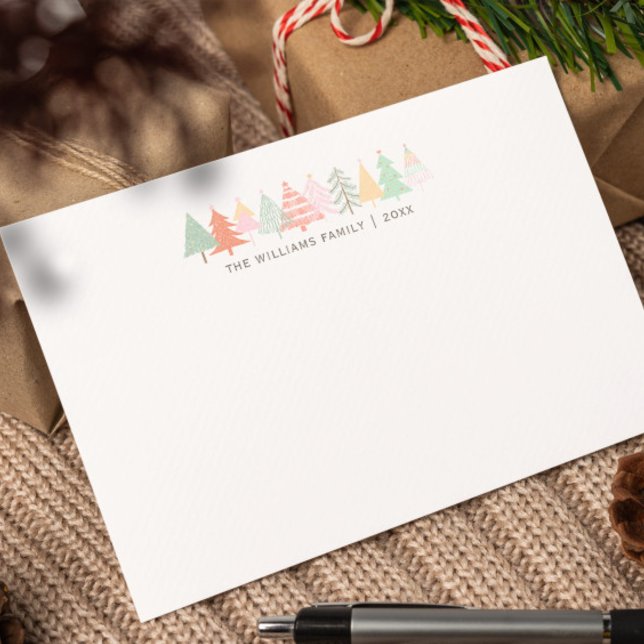 CARTÕES DE NATAL FAMILIARES Alegres Árvores de Nat (Personalized Holiday Notecards with Family Name & Pastel Doodled Tree Border")