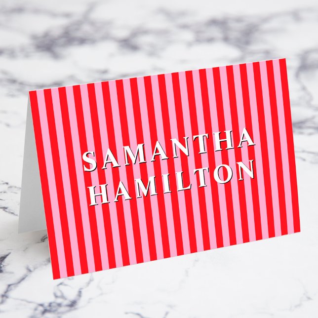 Cartões de Nome com Listras Vermelhas e Rosas em D (Bright Red and Light Pink Stripes Bold All Caps Font Individual Name Place Cards)
