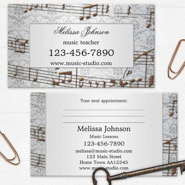 Cartões de visitas de nomeação de lições de música (Business card with a music theme featuring an elegant grey damask with metallic musical notes)