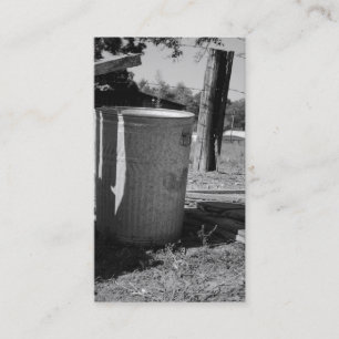 Cartões de visitas velhos do balde do lixo