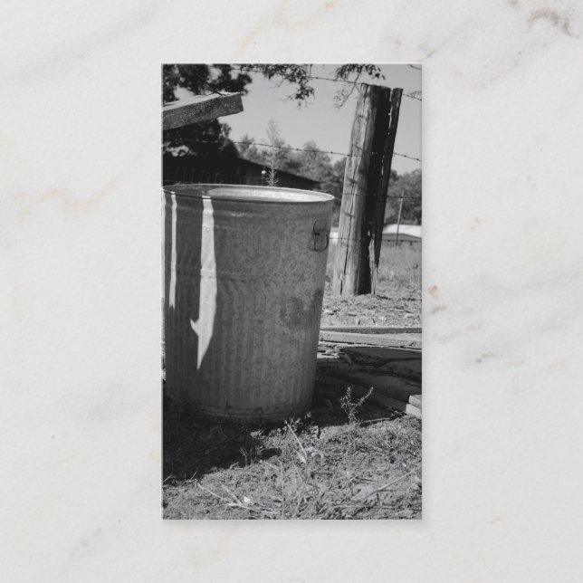 Cartões de visitas velhos do balde do lixo (Frente)