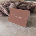 Cartões Gracias De Casamento E De Casamento<br><div class="desc">Esta carta de gracias de casamento dobrada em teracotta é perfeita para um casamento rústico. O design simples e elegante apresenta a tipografia de scripts clássicos e de rico. Personalize o dentro da placa com seus nomes e uma mensagem de obrigado. Ou deixe o vazio da seção de mensagens e...</div>