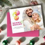 Cartões postais natalinos Feliz moderna e fotograf<br><div class="desc">Estes cartões postais únicos de Natal magenta apresentam ornamentos de férias em cores-d'água em tons de rosa, verde e vermelho. As palavras "Feliz e Brilho" são definidas em uma fonte serif tradicional em uma cor complementar em um simples fundo branco. Personalize com seu texto e sua família, casais ou fotos...</div>