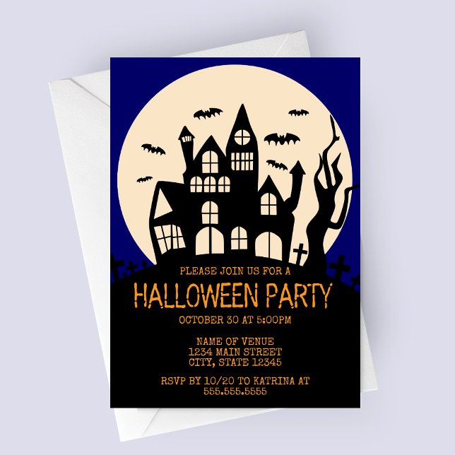 Casa assombrada em um convite do partido Hill Hall (Spooky Haunted House on a Hill Halloween Party Invitation with Blue Sky)