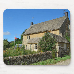 Casa de campo inglesa com mousepad do jardim