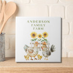 Casa de Fazenda Bonita Hen Personalizada<br><div class="desc">Azulejo de cerâmica personalizada de galinha mais fina. Fácil de mudar o texto. Bonito design de aquarela para a cozinha.</div>
