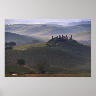 Casa na Toscana na névoa da manhã pôster