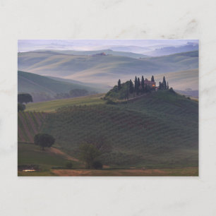 Casa na Toscana no cartão postal de nevoeiro da m