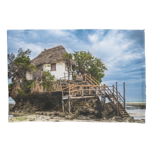 Casa pitoresca sobre um afloramento tropical de co (Frente)