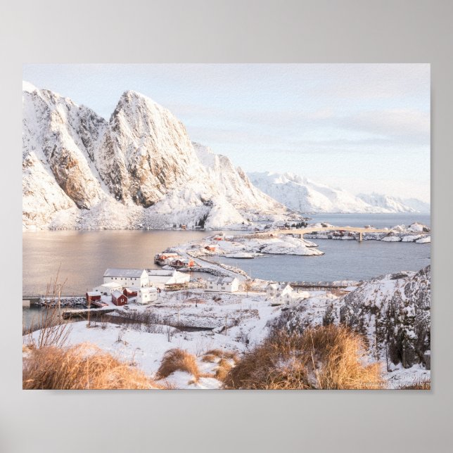 Casa rústica em montanhas nevadas pôster para down (Frente)