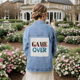 Casaco de ganga com o texto "Game Over" nas costas