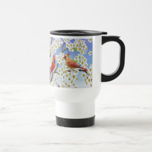 Casal cardinal na caneca de viagem de florescênci