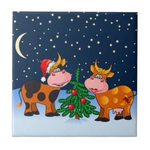 Casal doce da vaca do Feliz Natal pela árvore de